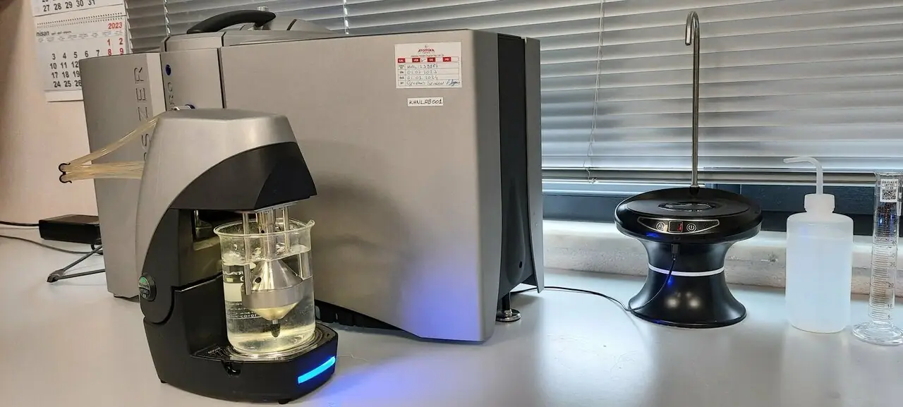 Particle size analyser in the KHN Minerals laboratory