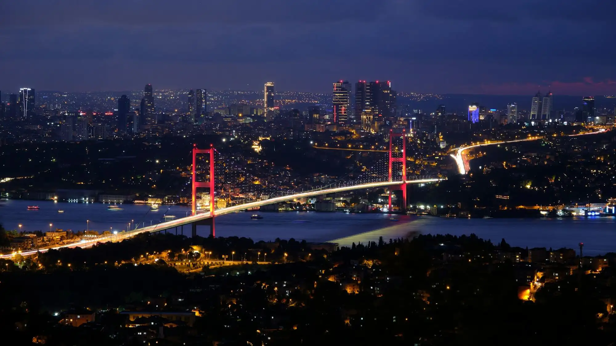 İstanbul and the Bosphorus at night
